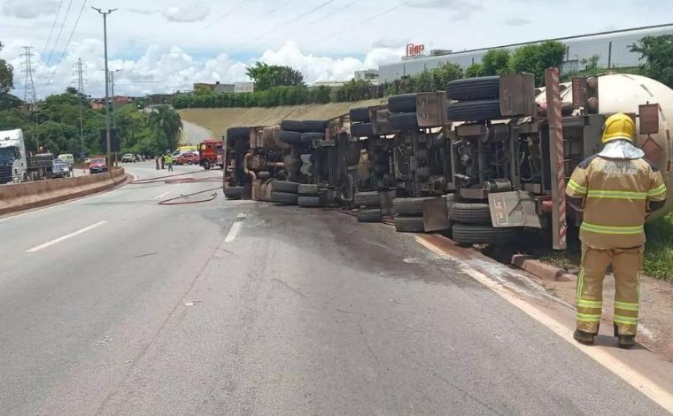 Caminhão carregado com gás de cozinha tomba no Anel Rodoviário e via é fechada por risco de explosão