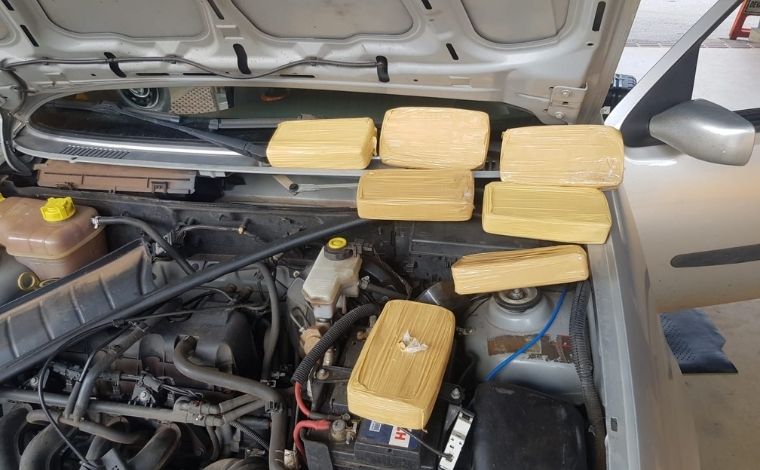 PRF encontra sete tabletes de crack escondidos em carro na BR-040 em Sete Lagoas