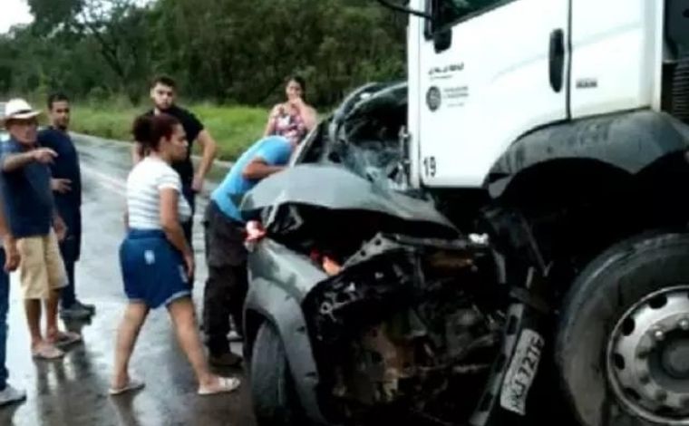 Tenente da PM e irmão morrem em grave acidente envolvendo carro e caminhão no interior de Minas 