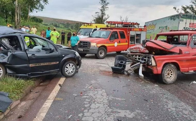 Acidente entre carro e caminhonete deixa uma pessoa morta e três feridas na BR-040