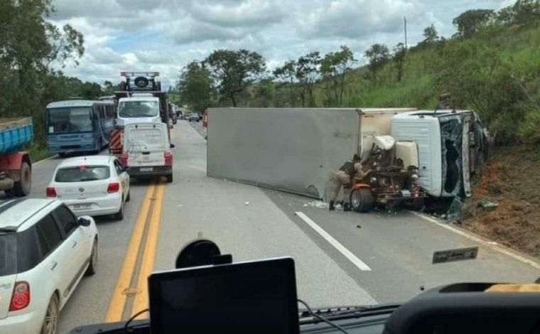 Uma pessoa morre e cinco ficam feridas em acidente envolvendo triciclo, carro e caminhão na BR-040