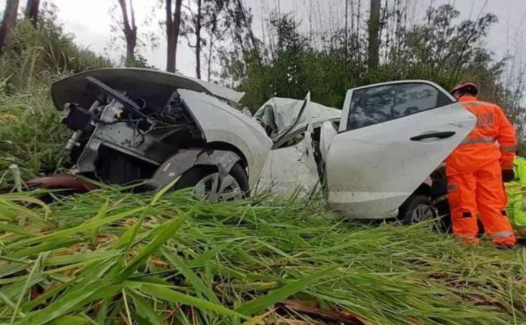 Carro cai em ribanceira e deixa uma pessoa morta e três feridas na BR-040