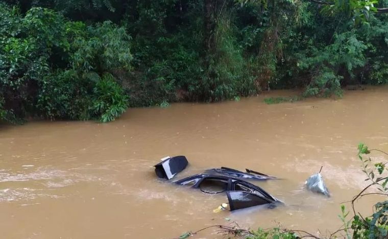 Pai e filha de 3 anos morrem após carro cair de ponte em São João del-Rei