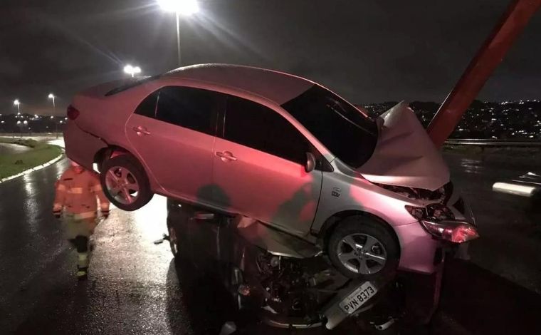 Motorista perde controle e veículo vai parar em cima de outro no Anel Rodoviário, em BH