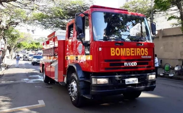 Após denúncia, bombeiros desenterram corpo de adolescente assassinado na Grande BH