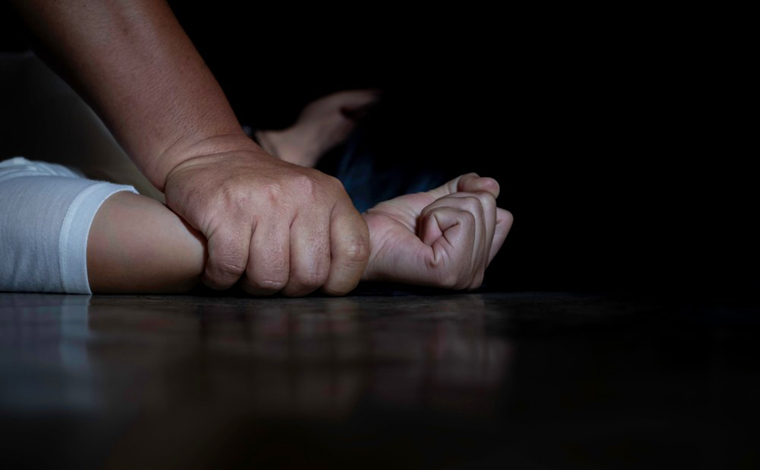 Homem suspeito de estuprar adolescente é preso após ser espancado por vizinhos em BH