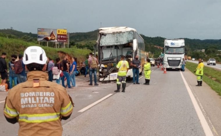 Batida entre ônibus e carreta deixa oito feridos na BR-040, em Esmeraldas