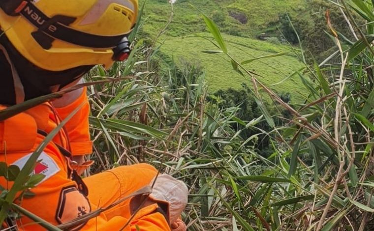 Jovem de 18 anos tenta escalar pedreira e fica preso a 50 metros de altura em Juiz de Fora