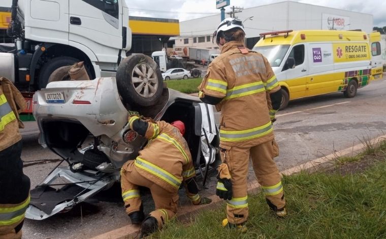 Em fuga, dupla bate carro em carreta e capota veículo na BR-040; suspeitos ficam feridos 