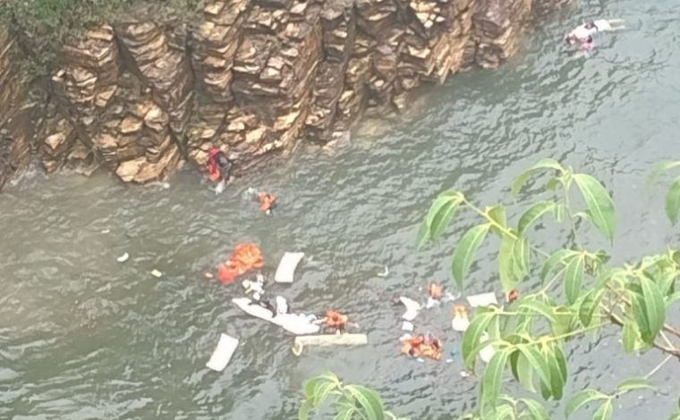 VÍDEO: deslizamento de pedras atinge embarcações com turistas no Lago de Furnas, em Capitólio