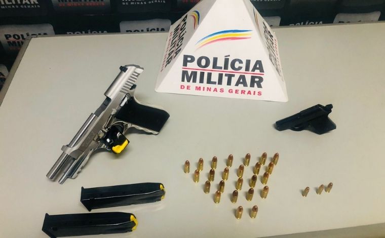 Após denúncia de ameaça, PM apreende armas de fogo e prende suspeito na Sede, em Funilândia 