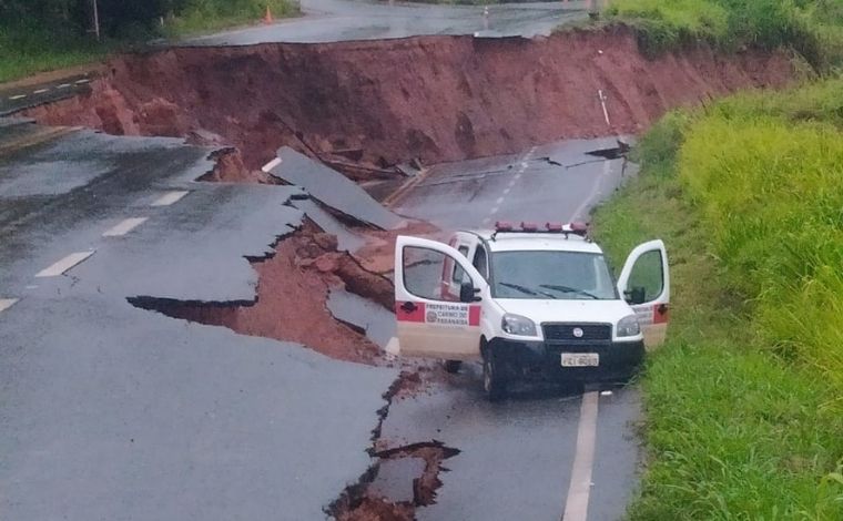 Asfalto cede e cratera se abre na LMG-743 em Patos de Minas; via fica completamente interditada 