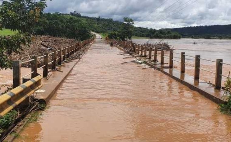 Ponte sobre Rio das Velhas em Jequitibá é interditada pela Defesa Civil