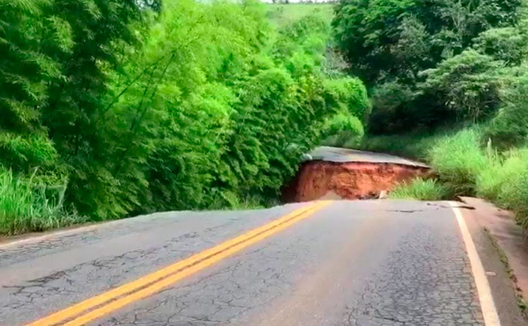 Parte de pista desaba e cratera se abre na MG-262 entre Mariana e Ponte Nova; veja vídeo 