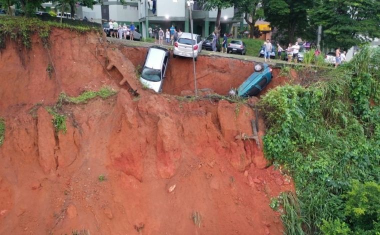 Carros são arrastados após deslizamento de terra em estacionamento no interior de Minas 