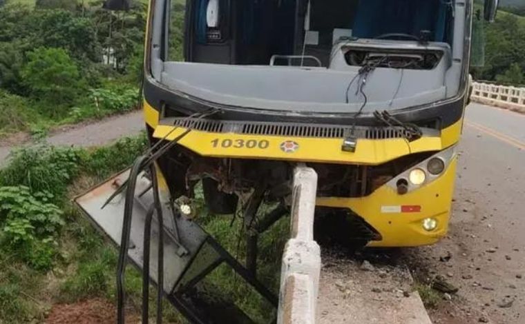 Ônibus bate em mureta e fica pendurado em ponte na MG-123, em Rio Piracicaba