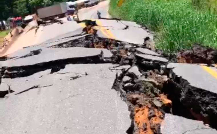 Vídeo: Barranco cede e abre cratera na BR-381, em Nova Era; pista é completamente interditada 