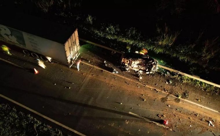 Duas pessoas morrem e três ficam feridas após carro bater de frente com carreta na BR-050, em MG