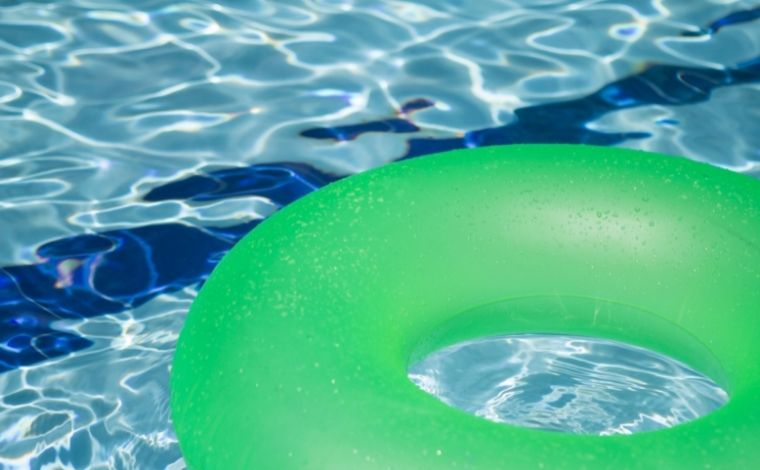 Menina de dois anos morre afogada em piscina de plástico na Grande BH