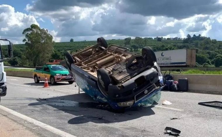 Motorista perde controle da direção e capota van na BR-381; cinco pessoas ficaram feridas