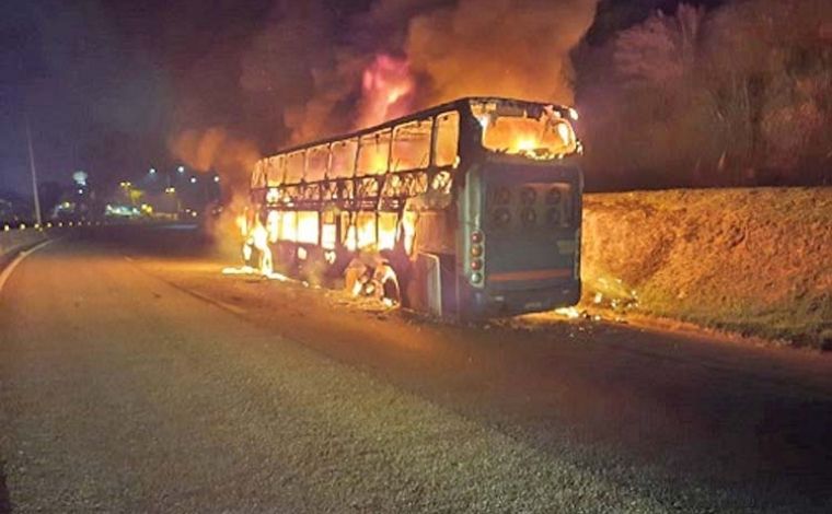 Ônibus de turismo que retornava de Cabo Frio para Grande BH pega fogo na BR-040