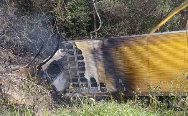 Caminhão dos Correios pega fogo e motorista morre carbonizado na BR-251, em MG