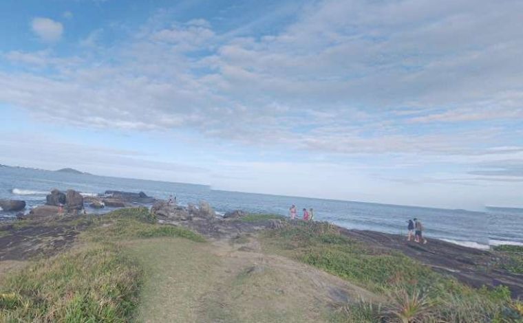 Jovem é encontrado com barriga aberta e vísceras para fora em praia de Guarapari