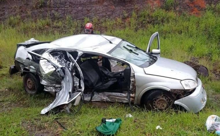 Duas pessoas morrem e três ficam feridas em acidente envolvendo dois carros na BR-040