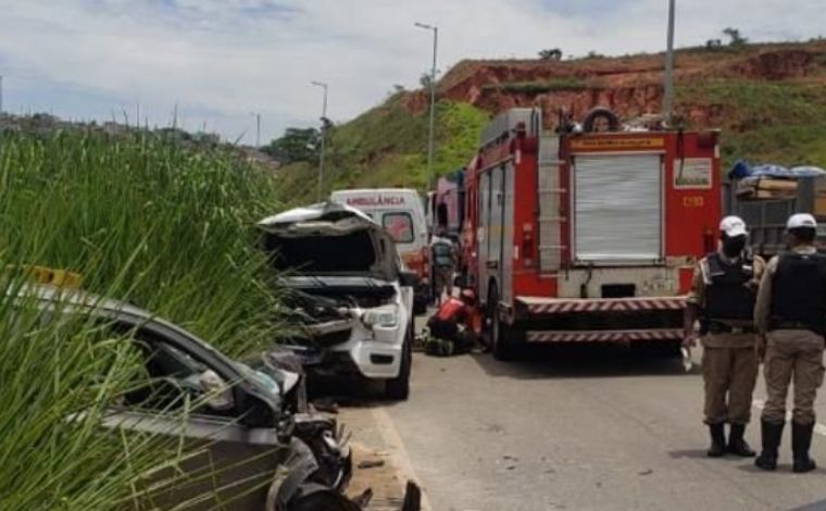 Mulher morre e três pessoas ficam gravemente feridas em acidente na MGC-262, na Grande BH 