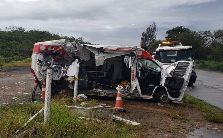 Paciente morre e quatro pessoas ficam feridas em acidente com ambulância na BR-262, em MG