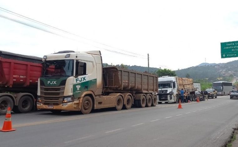 Motociclista morre em acidente envolvendo carreta e caminhão na BR-381, na Grande BH