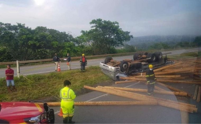 Motorista que transportava madeira morre esmagado após carreta capotar na BR-040, em Paraopeba