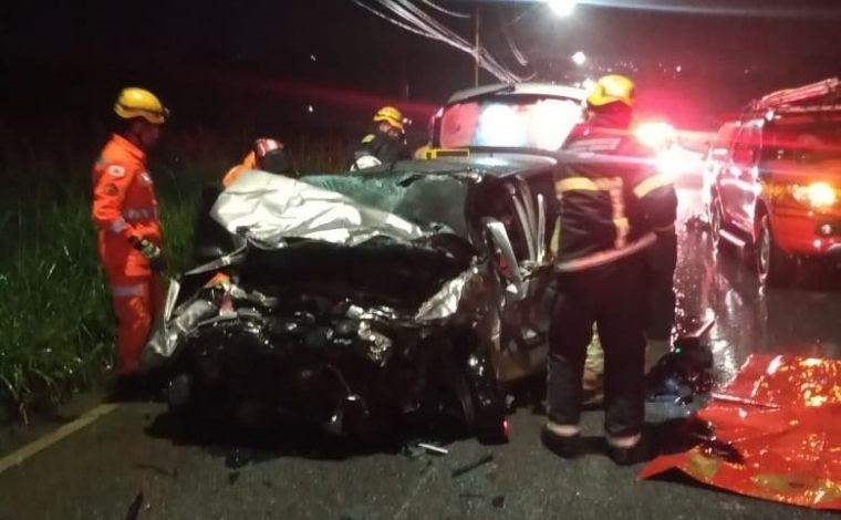Duas pessoas morrem e três ficam feridas em acidente envolvendo dois carros na LMG-808, em Contagem