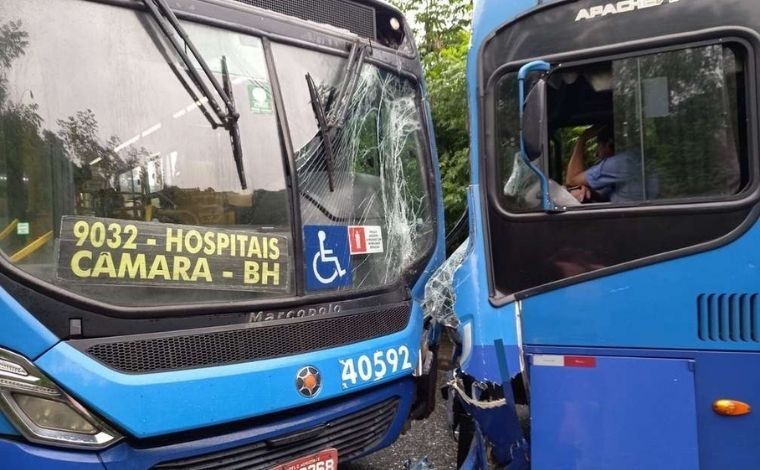 Dois ônibus da mesma linha batem de frente e 17 pessoas ficam feridas em Belo Horizonte