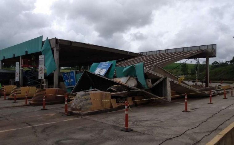 Parte de pedágio da BR-040 fica destruído após carreta bater e tombar sob a estrutura 