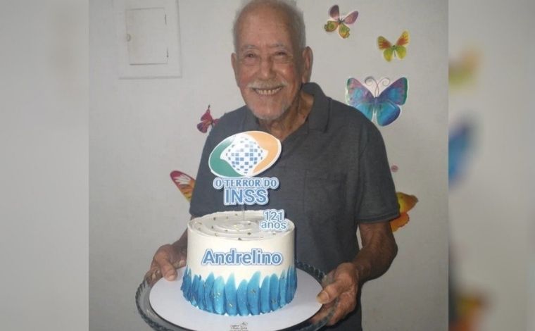 ‘O terror do INSS’: aposentado comemora 121 anos com bolo temático em Goiás