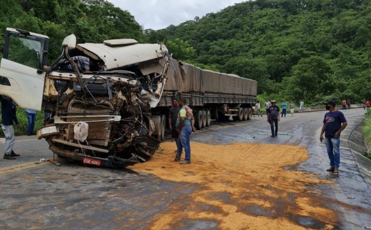 Colisão entre duas carretas deixa uma pessoa morta na BR-365, em MG