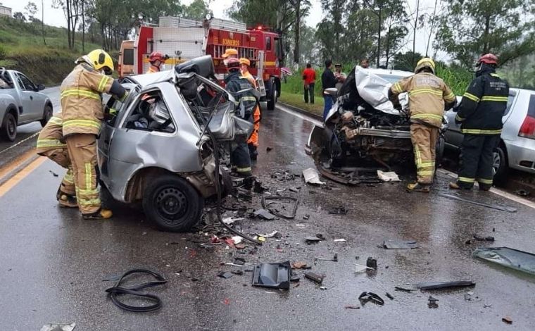 Jovem de 21 anos morre após carro rodar na pista e bater em outros dois veículos na BR-040