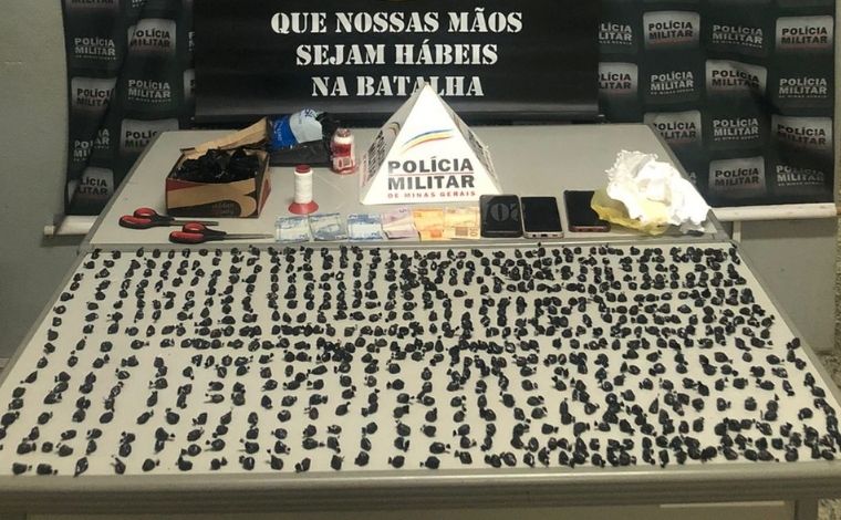 PM estoura ‘boca de fumo’ e três suspeitos de tráfico de drogas são presos em Sete Lagoas 