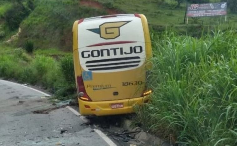 Acidente entre carro, carreta e ônibus deixa uma pessoa morta na BR-381, em Minas