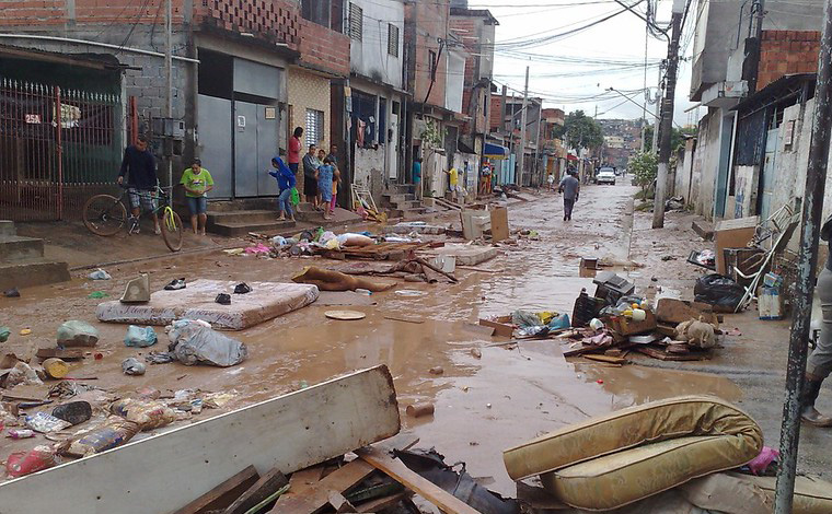Vítimas de enchentes em Minas e Bahia poderão sacar FGTS