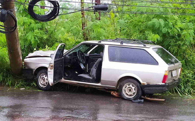 Homem bate carro e é preso ao tentar fugir de blitz - Assista o vídeo