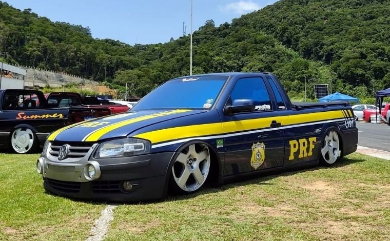 Saveiro rebaixada é apreendida com caracterização de viatura da PRF em Santa Catarina; veja vídeo 