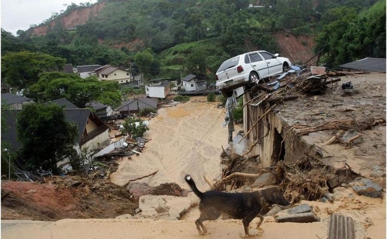 Tragédia em Petrópolis: número de mortos chega a 104; MP registrou 35 desaparecidos