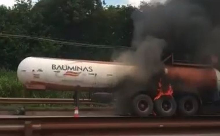 Caminhão-tanque pega fogo e pista é interditada na BR-381, na Grande BH