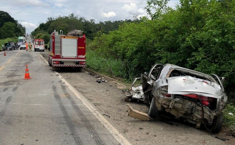 Acidente envolvendo cinco veículos deixa um morto e três feridos na BR-381, em MG