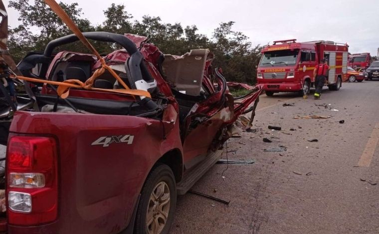 Acidente envolvendo ambulância, carreta e caminhonete deixa dois mortos e três feridos na BR-251