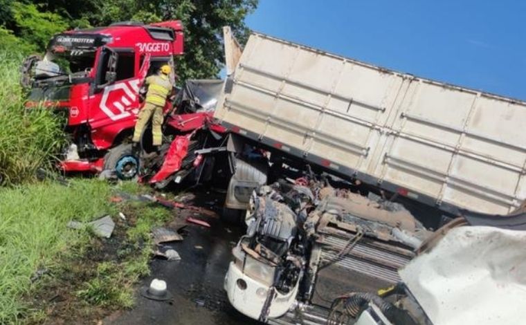 Batida entre carretas mata um motorista e deixa outro em estado grave na BR-251, em MG