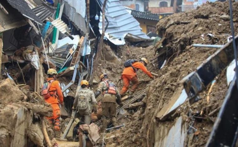 Tragédia em Petrópolis: corpo de grávida é encontrado com a mão sobre a barriga entre escombros 