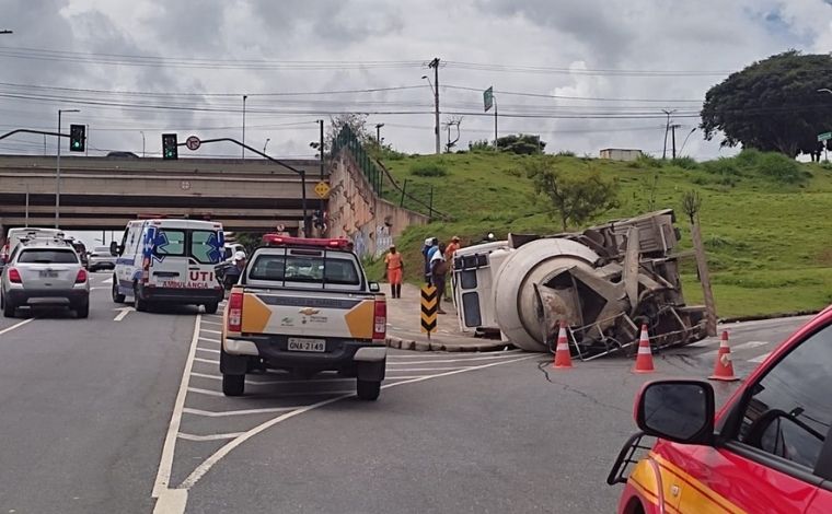Motorista de caminhão betoneira morre após veículo tombar em Belo Horizonte